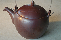 Mended tea pot 